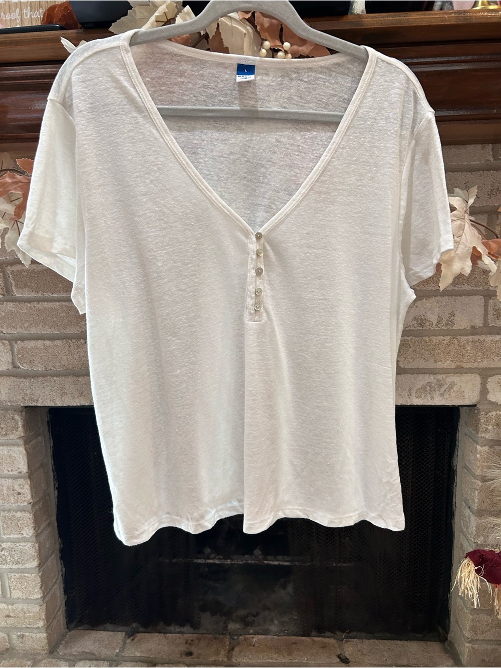 Old Navy White V-Neck Short Sleeve Henley Top EUC
